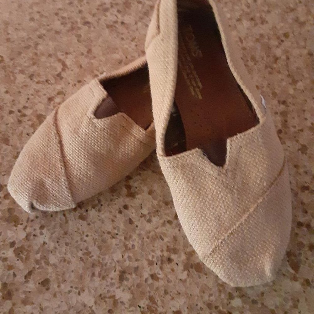 New Toms tan slip on w 5.5